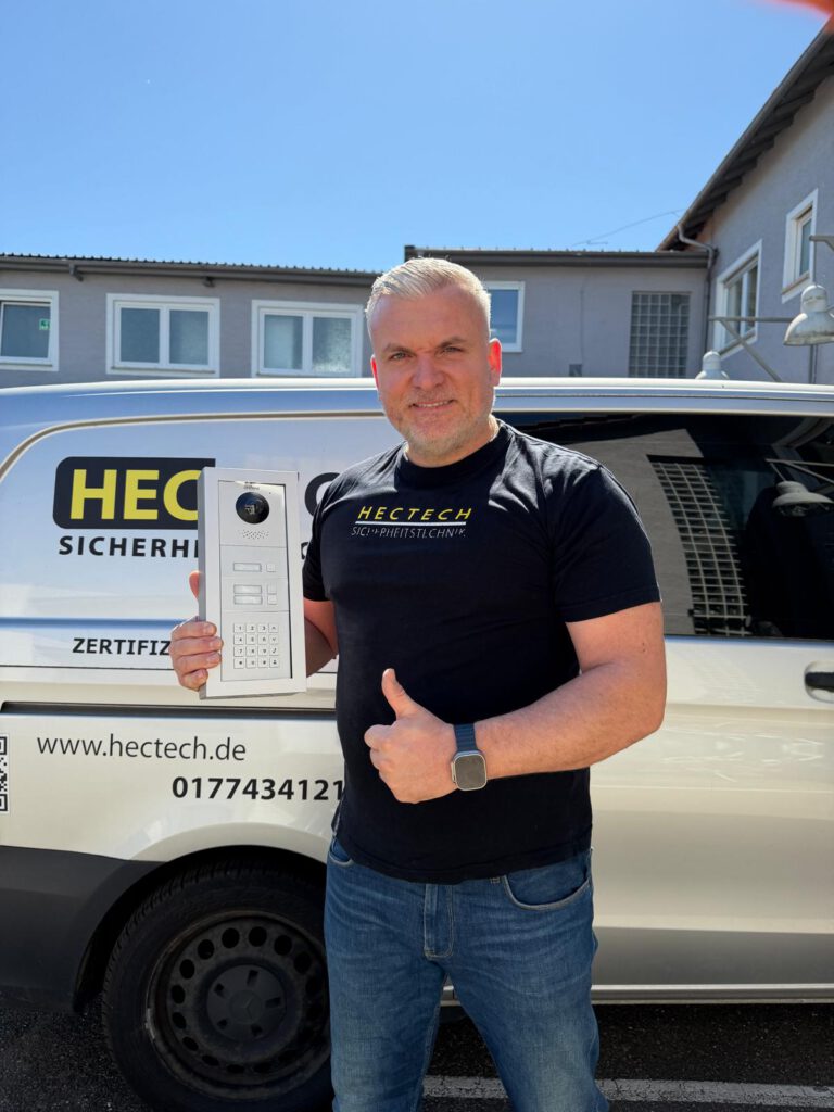 HECTECH Monteur mit Dahua Türsprechanlage in Heilbronn